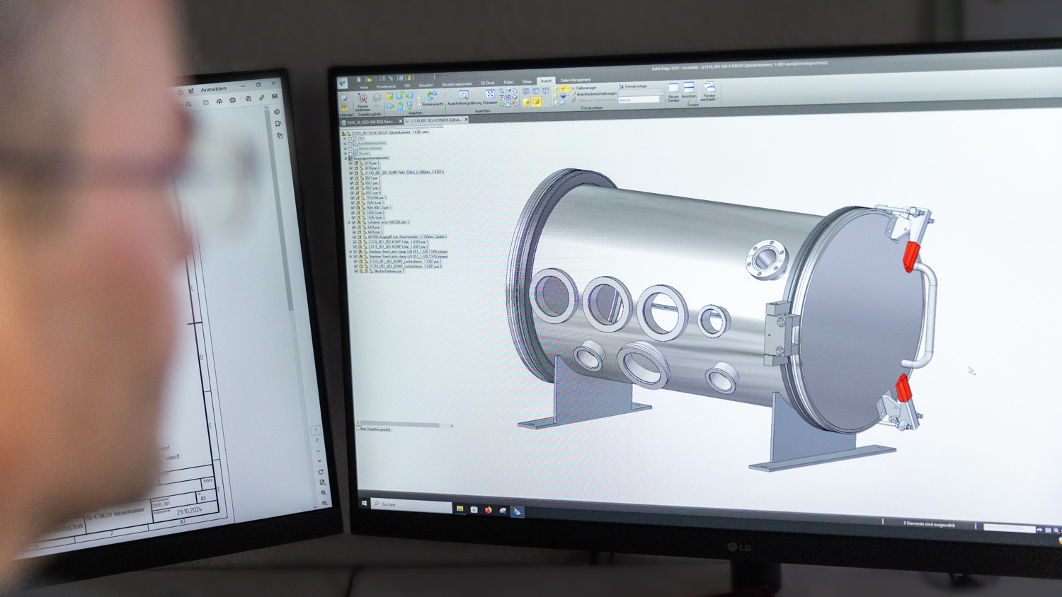Mann sitzt vor Computer für optimalen Qualität durch Planung, Konstruktion und Fertigung – unterstützt mit Beratung und maßgeschneiderter Bauteilkonstruktion.