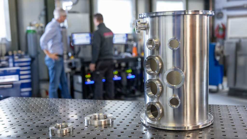 Produktionshalle mit Vakuum Bauteil auf Werkbank