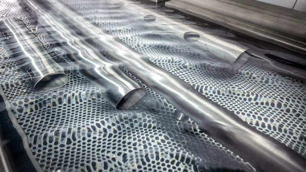 Detailaufnahme von der Reinigung eines Vakuumbauteils in einer Länge von 3m in einem Ultraschallbad.