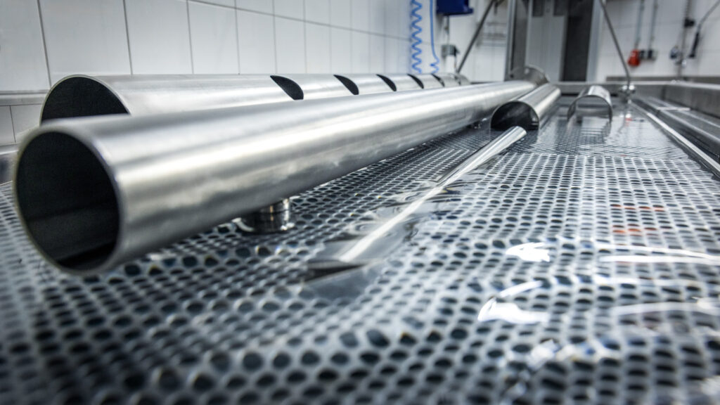 Reinigung eines Vakuumbauteils in einer Länge von 3m in einem Ultraschallbad.