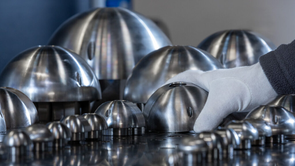 Vakuumbauteile auf Werkbank – das Aushalsen sorgt für nahtlose, strömungsgünstige Übergänge ohne harte Kanten.