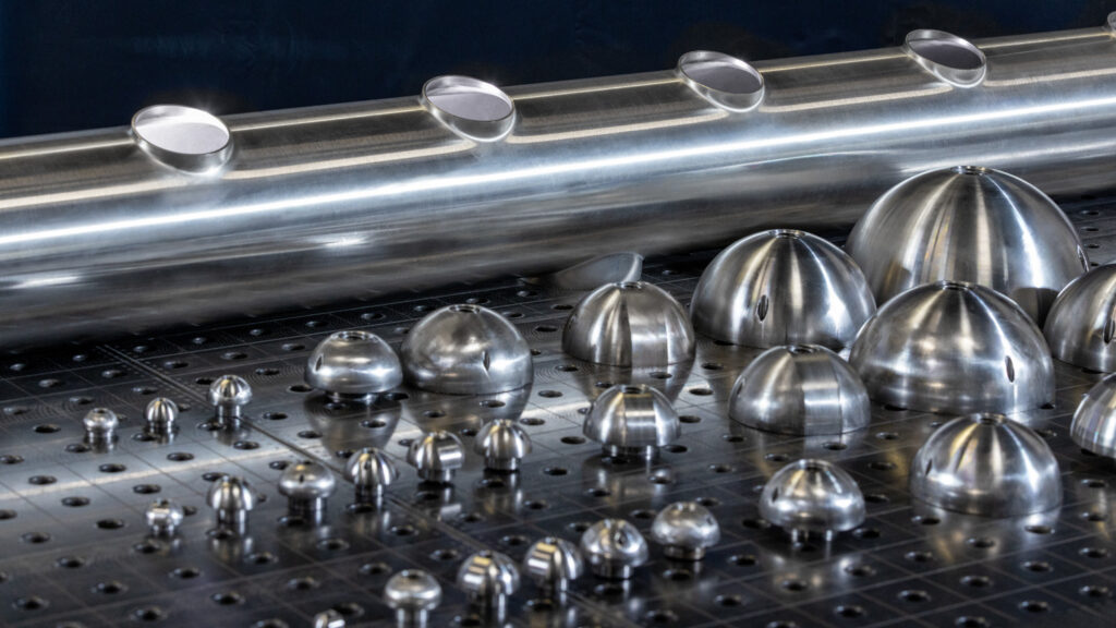 Werkbank mit Bauteilen – das Aushalsen sorgt für nahtlose, strömungsgünstige Übergänge ohne harte Kanten.